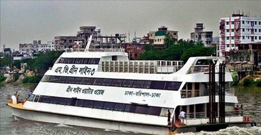 অল্পের জন্য বাঁচলেন দুই শতাধিক যাত্রীবাহী লঞ্চ