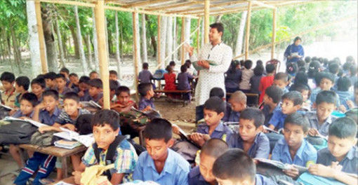 শ্রেনী কক্ষের অভাবে, এক ছাপড়ায় চলছে ৩ শ্রেণির ক্লাস