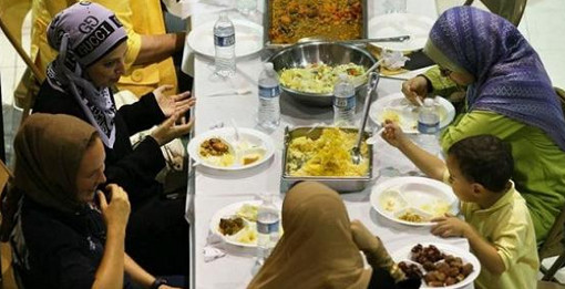 সেহেরি খাওয়া অবস্থায় আযান হয়ে গেলে যা করবেন