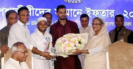যে আসন থেকে যে প্রতীক নিয়ে সংসদ নির্বাচনে দাঁড়াচ্ছেন মাশরাফি-সাকিব
