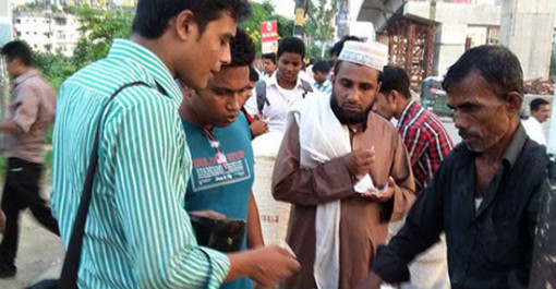 সন্তানের পড়ার খরচ জোগাতে দুপুরে খান না তিনি! যে কথা বলতে বলতে ঝরঝর করে কেঁদে ওঠেন আক্কাস মিয়া