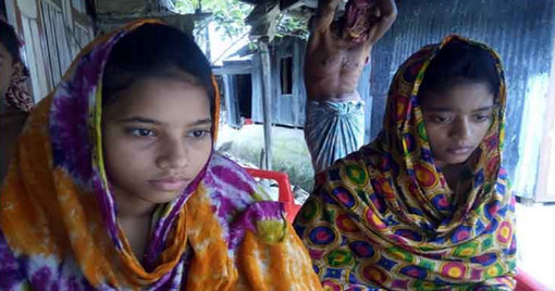 নিজ মেয়ের সাথে কথা বলায় ৩ শিক্ষার্থীকে আটকিয়ে পেটালেন সভাপতি !