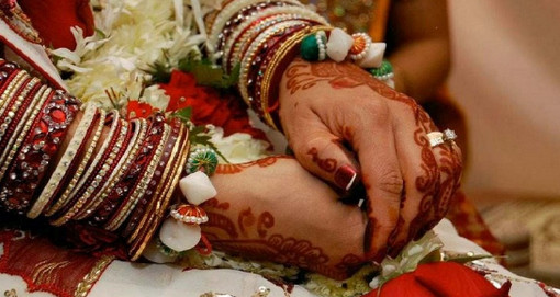 বাসর রাতের ভিডিও ইন্টারনেট ফাঁস করে বন্ধুদের প্রমান করে দিলো তার বউ কতটা হট।। (দেখুন ভিডিও)