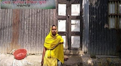 সুদের টাকা না দেওয়ায় দেনাদারের স্ত্রী-সন্তানকে ঘর থেকে বের করে তালা ঝুলিয়ে দিলেন ছাত্রলীগ নেতা!