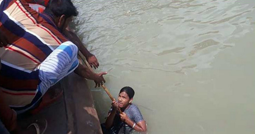 সাঁতার না জানা যুবক পদ্মা নদীতে পড়ে গিয়েও যেভাবে জীবন বাঁচলো