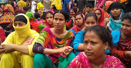 বেতনভাতা না দিয়ে সন্ত্রাসী দিয়ে হুমকি দেওয়ার প্রতিবাদে বিক্ষোভ