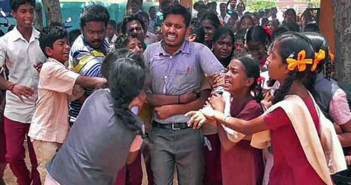 আমাদের এরকম আরো শিক্ষক দরকার !