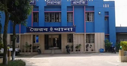 ভৈরবে পুলিশের সোর্স থানার সামনে প্রকাশ্য স্ত্রীকে ছুরিকাঘাত