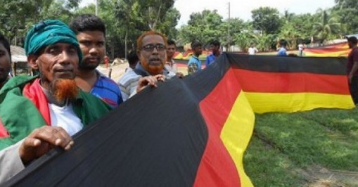 জানেন, জার্মানির বিদায়ে সাড়ে পাঁচ কিলোমিটার দৈর্ঘ্যের পতাকা বানানো কৃষক আমজাদ কী করলেন?