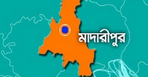 ক্লাসে হাসার কারনে শিক্ষিকার বেত্রাঘাতে চোখ হারাতে বসেছে ছাত্রী