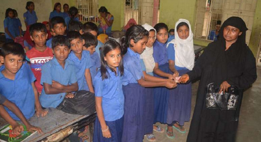ছেলের লাশ আনতে ভিক্ষা করছেন মা!