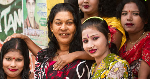 এক পৃথিবী কষ্ট বুকে চেপে কৃত্রিম হাসি মুখে খদ্দেরের অপেক্ষায়...