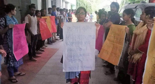 স্যার আমাকে বলেন জড়িয়ে ধরো, প্রেমিকের মতো’