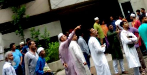 মসজিদ থেকে বের হতেই তুলে নিল