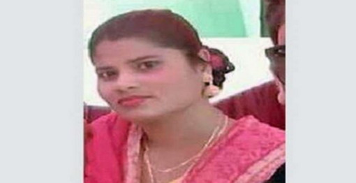 নিজের ইজ্জত বাঁচাতে চলন্ত বাস থেকে লাফ এই মহিলা এরপর যা হলো