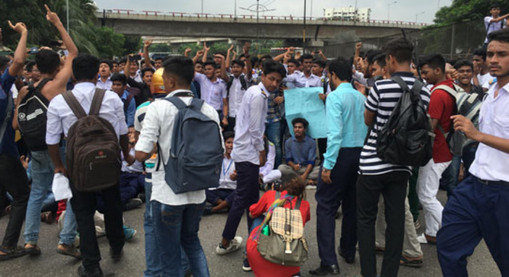 শিক্ষার্থীদের অবরোধে ঢাকার সঙ্গে রেল যোগাযোগ বন্ধ