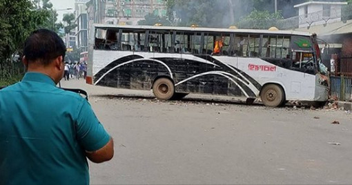 রাজধানীর বিভিন্ন সড়কে শিক্ষার্থীদের অবরোধ, বাসে আগুন