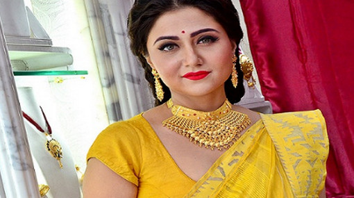 মিডিয়া তোলপাড়, খোলামেলা স্তনের ছবি শেয়ার করে যা বললেন স্বস্তিকা!