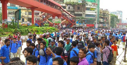 ছাত্র-ছাত্রীদের দাবি "মৃত্যুদণ্ডের আইন পাস", তবেই রাজপথ ছাড়বো...