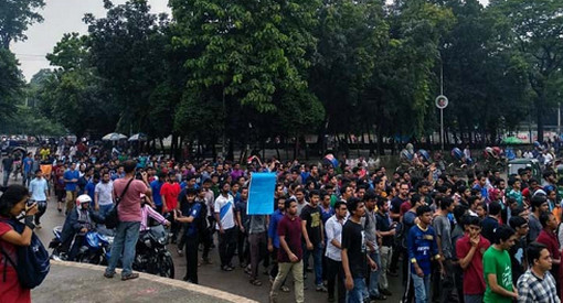 ‘ছোটরা’ বাসায়, নেমেছে ‘বড়রা’, মিছিলে কাঁদানো গ্যাস নিক্ষেপ