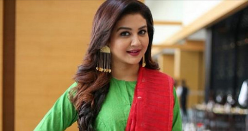নিশ্চয়ই বসের সঙ্গে রাত কাটিয়েছে…