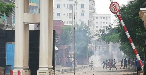 ফের রামপুরায় শিক্ষার্থীদের সঙ্গে পুলিশ-ছাত্রলীগের ধাওয়া-পাল্টা ধাওয়া