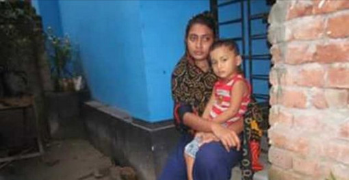 যশোরে স্বামীকে তালাক দিয়ে ভাতিজাকে বিয়ের দাবিতে চাচির অনশন