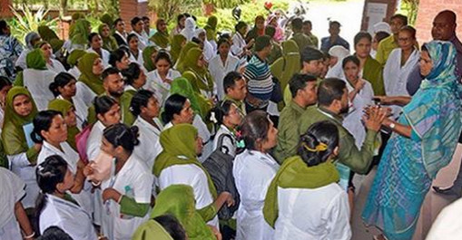 কলেজের বাথরুমে ছাত্রীর দেহ তল্লাশীতে পুরুষ, চারদিকে তোলপাড়
