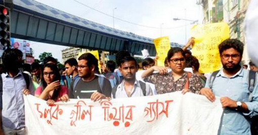 বাংলাদেশের শিক্ষার্থীদের নিরাপদ সড়কের আন্দোলনের সমর্থনে মাঠে কলকাতার ডিএসও এবং যাদবপুর বিশ্ববিদ্যালয়ের শিক্ষার্থীরা