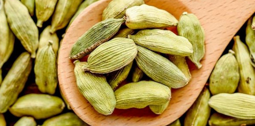 প্রতিদিন মাত্র ১ টি এলাচ খেলে কি হয় জানেন?