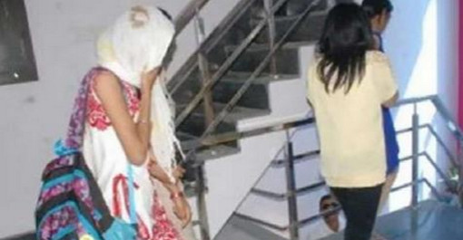 হোটেলে অন্তরঙ্গ অবস্থায় হাতেনাতে ধরা পড়লেন গুটি কয়েক কলেজ ছাত্র-ছাত্রীরা! অতঃপর..