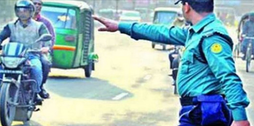 রাজশাহীতে ট্রাফিক পুলিশকে ইজি বাইক চালকের জুতাপেটা!