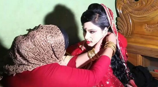মেয়ের বয়স কম হওয়ায় বাসর ঘরে যাবার আগে মেয়ে মা স্বামীকে বললেন বাবা...