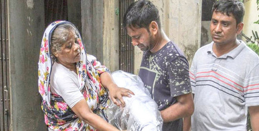বুকের ধনকে কবরে শুইয়ে দিয়ে এলেন বাবা