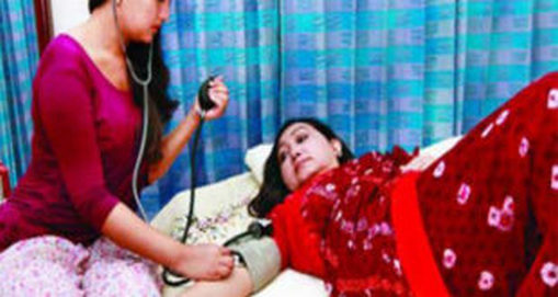 জানে রাখুন হঠাৎ প্রেসার বেড়ে বা কমে গেলে খুব দ্রুত যা করবেন এবং খাবেন !!