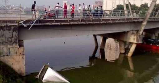 হাতিরঝিল ব্রিজের রেলিং ভেঙে পানিতে প্রাইভেট কার!