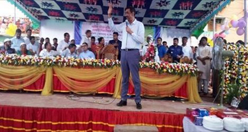 শামীম ওসমানের হাতে ফুলের নৌকা তুলে দিলেন আওয়ামী লীগে যোগদানকারী বিএনপি নেতা