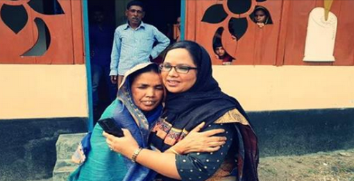 বদলির আদেশ বাতিল হল জেলা প্রশাসকের, প্রধানমন্ত্রীকে ধন্যবাদ জানিয়ে এলাকা জুড়ে মিষ্টি বিতরণ!