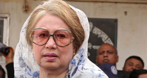 হাত বাঁকা হয়ে গেছে খালেদা জিয়ার, হাত তুলতে পারছেন না তিনি
